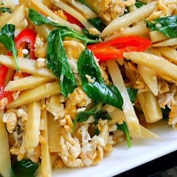 ผัดหน่อไม้กับไข่ใส่ใบโหระพา