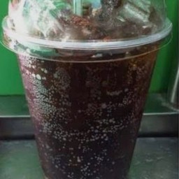 โค้กใส่น้ำแข็งแก้วโอ่ง