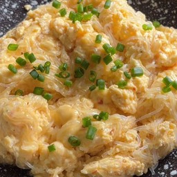 ข้าวหน้าไข่คั่ววุ้นเส้นโรยต้นหอมซอย