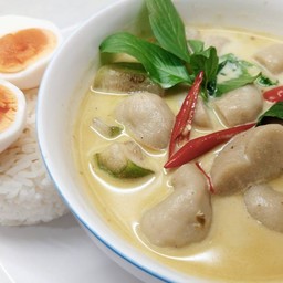 แกงเขียวหวานลูกชิ้นปลา+ข้าวไข่ต้มยางมะตูม+น้ำแก้วยักษ์