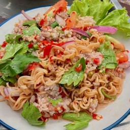 ยำมาม่า หมูสับ