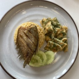 ข้าวผัดพริกแกงส้มปลาสลิด+น้ำซุป