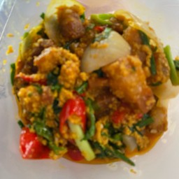 หมูกรอบผัดผงกระหรี่