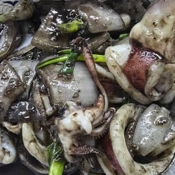 ปลาหมึกผัดน้ำดำ