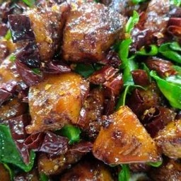 ไก่ผัดพริกแห้ง