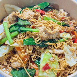 ผัดมาม่าหมูชิ้น  ใส่คะน้ากะหล่ำเเครอท