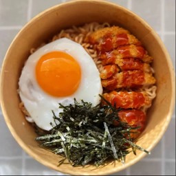 มาม่าซัมยังรสไก่เผ็ด+ไข่ดาว+ไก่กรอบ