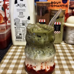 สตอเบอรี่มัทฉะ - strawberry matcha