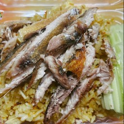 ข้าวผัดไตรปลา+ปลาทูแกะพร้อมทาน