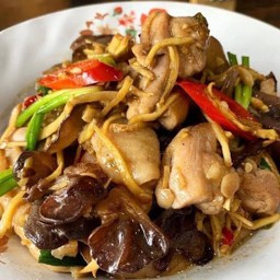 ผัดขิงไส่ไก่ เป็นกับ