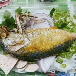 ยำขนมจีนปลาทู+หมูยอ (ปลา1ตัวไม่แกะ)