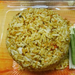 ข้าวผัดไตรปลาแห้ง+ผักสด