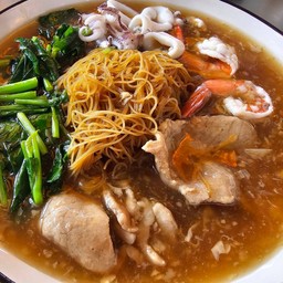 ราดหน้าเส้นหมี่ขาวทะเลรวม หมู-หมึก-กุ้ง