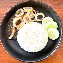 ข้าวราดปลาหมึกทอดกระเทียมพริกไทย