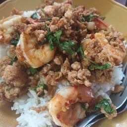 กระเพรากุ้งราดข้าว