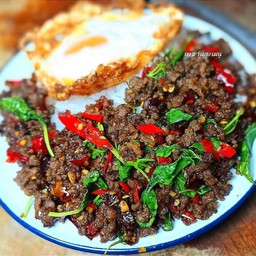 กะเพราเนื้อสับพ่นไฟ (ราดข้าว)