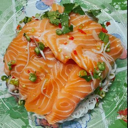 ยำขนมจีนแซลม่อน