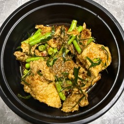 ผัดพริกแกงกลางหมูราดข้าว