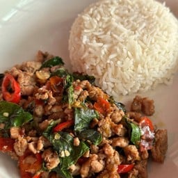 ผัดกระเพราหมูคุโรบุตะสับราดข้าว