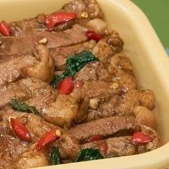 กะเพราเนื้อพิคานย่า กับข้าว