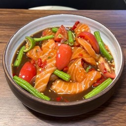 เหลาแซลมอน Salmon in spicy salad(Somtum sauce)