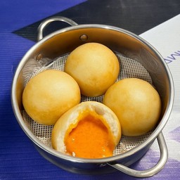 ซาลาเปาลาวาไข่เค็มนึ่ง 4 ลูก