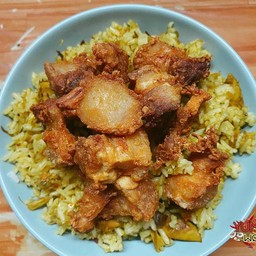 ข้าวผัดไตรปลาแห้งหมู3ชั้นทอด