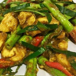 ข้าวหน้าอกไก่ผัดพริกแกงใต้ใส่ถั่วฝักยาว