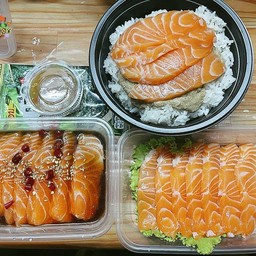 ข้าวราดมันปูแซลม่อน ซาซิมิ100g. แซลม่อนดอง100g.ฟรีสาหร่ายห่อ