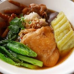 ก๋วยเตี๋ยวสะโพกไก่ตุ๋นมะระ