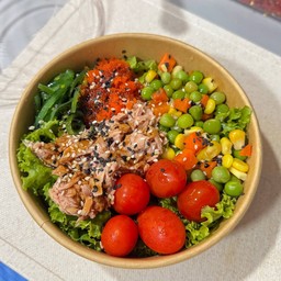 สลัดทูน่า โรยงาหอมๆ ผักสามสี ไข่กุ้ง ยำสาหร่าย มะเขือเทศ