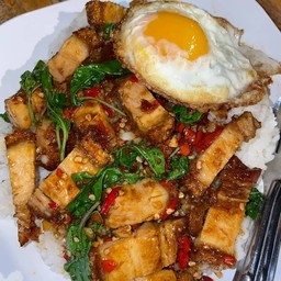 กะเพราหมูกรอบ (ราดข้าว)