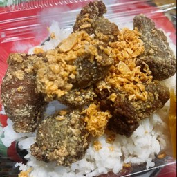 ไข่ปลาดุกทอดกะเทียมราดข้าว