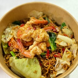 มาม่าผัดพริกเผากุ้งใส่ผักกะหล่ำคะน้า