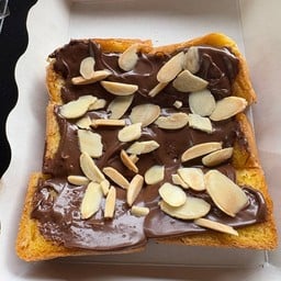 ขนมปังปิ้ง นูเทล่า อัลมอนด์