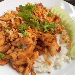 ไก่ทอดกระเทียมราดข้าว