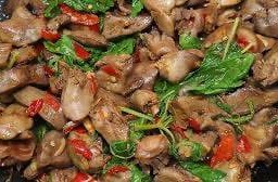 กระเพราเครื่องในไก่ เป็นกับ