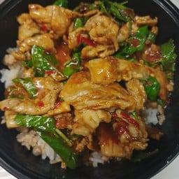 กะเพราหมูชิ้นราดข้าว