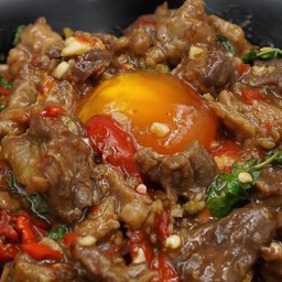 ข้าวหน้าเนื้อผัดพริกแห้ง ห๊อมหอม เสริฟพร้อมไข่ดองสุดฟิน