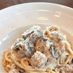 Boscaiola alla Crema di Tartufo พาสต้าไส้กรอกอิตาเลียนครีมเห็ดทรัฟเฟิล