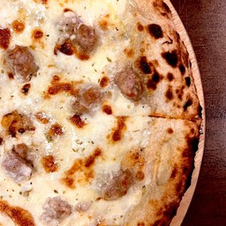 18. Gorgonzola e Salsiccia พิซซ่ากอร์กอนโซล่าและไส้กรอกอิตาเลียน