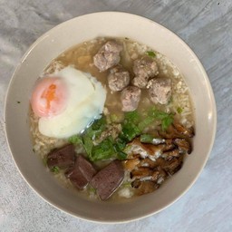 ข้าวต้มหมูใส่ไข่ลวก