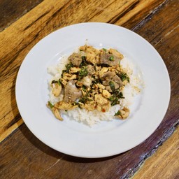 ข้าวกะเพราไก่ + เครื่องใน