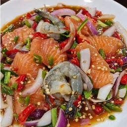 ยำแมงกะพรุนกุ้งสดปลาแซลมอน