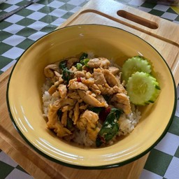 ข้าวกะเพราไก่ชิ้น