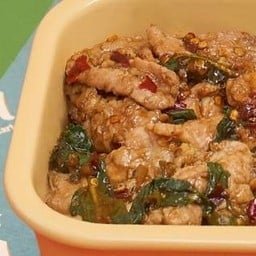 กะเพราหมูนุ่ม กับข้าว