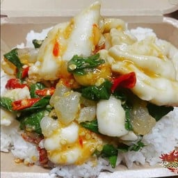 ผัดกะเพราไข่ปลาหมึกราดข้าว