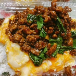 ข้าวไข่ข้นราดผัดกะเพรา