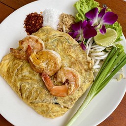 ผัดไทกุ้งสดห่อไข่