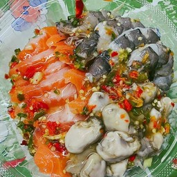 ยำแซลม่อน กุ้งสด หอยนางรม